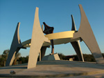 El monumento al 75º aniversario de la colonización de los menonitas